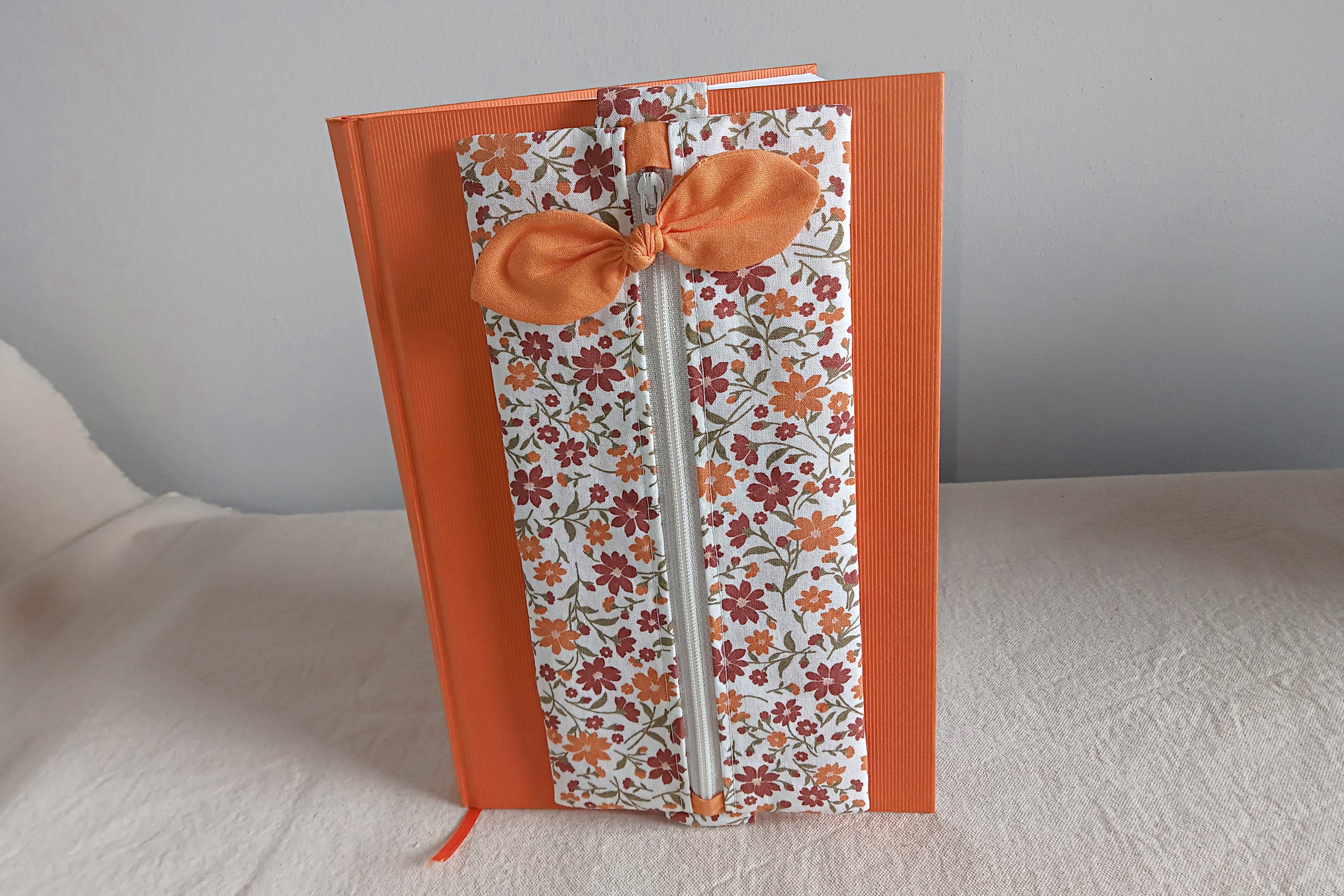 Astuccio da agenda piccolo - cotone 100% Fiorellini arancio e marrone, fatto a mano