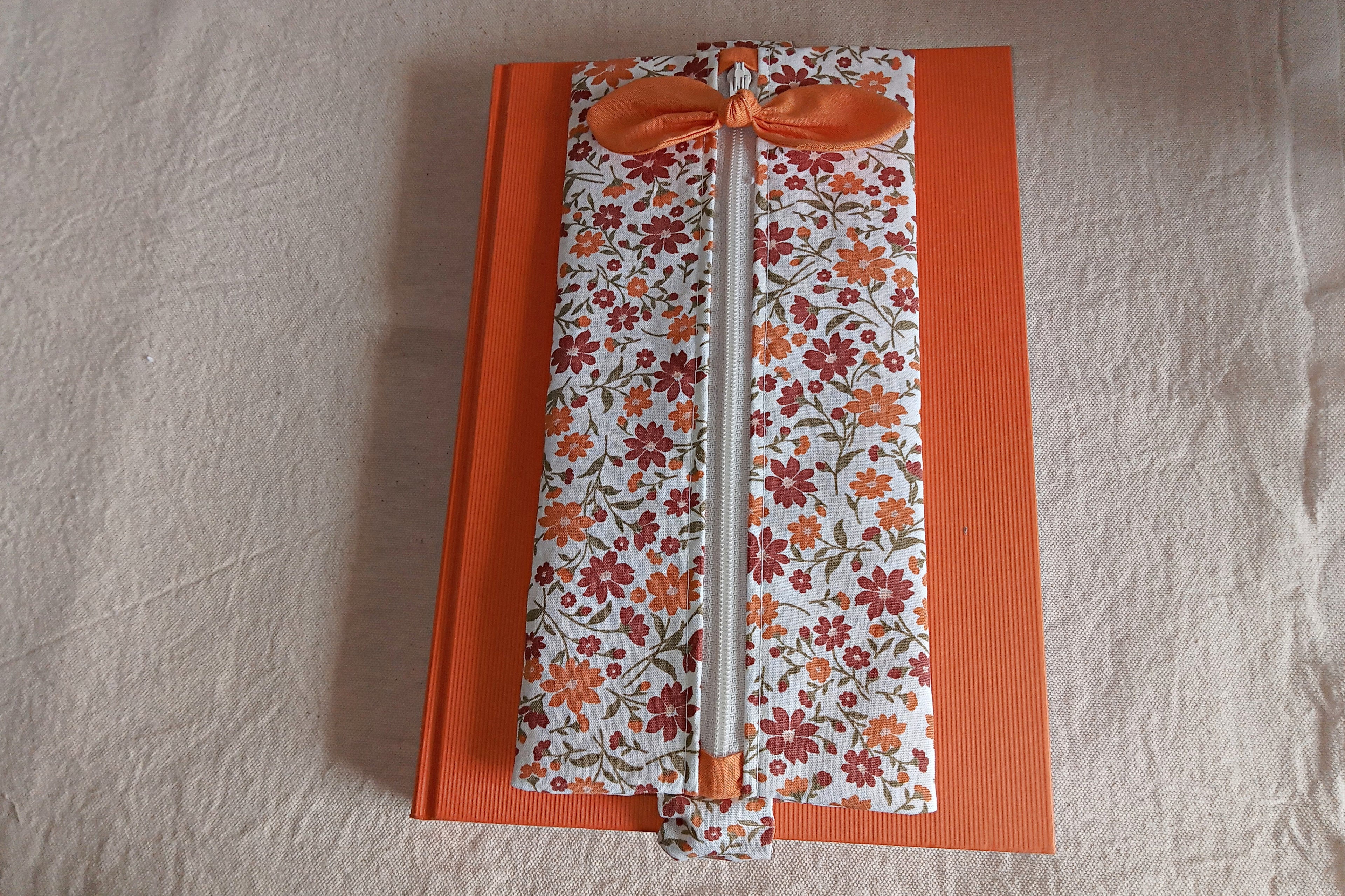 Astuccio da agenda piccolo - cotone 100% Fiorellini arancio e marrone, fatto a mano