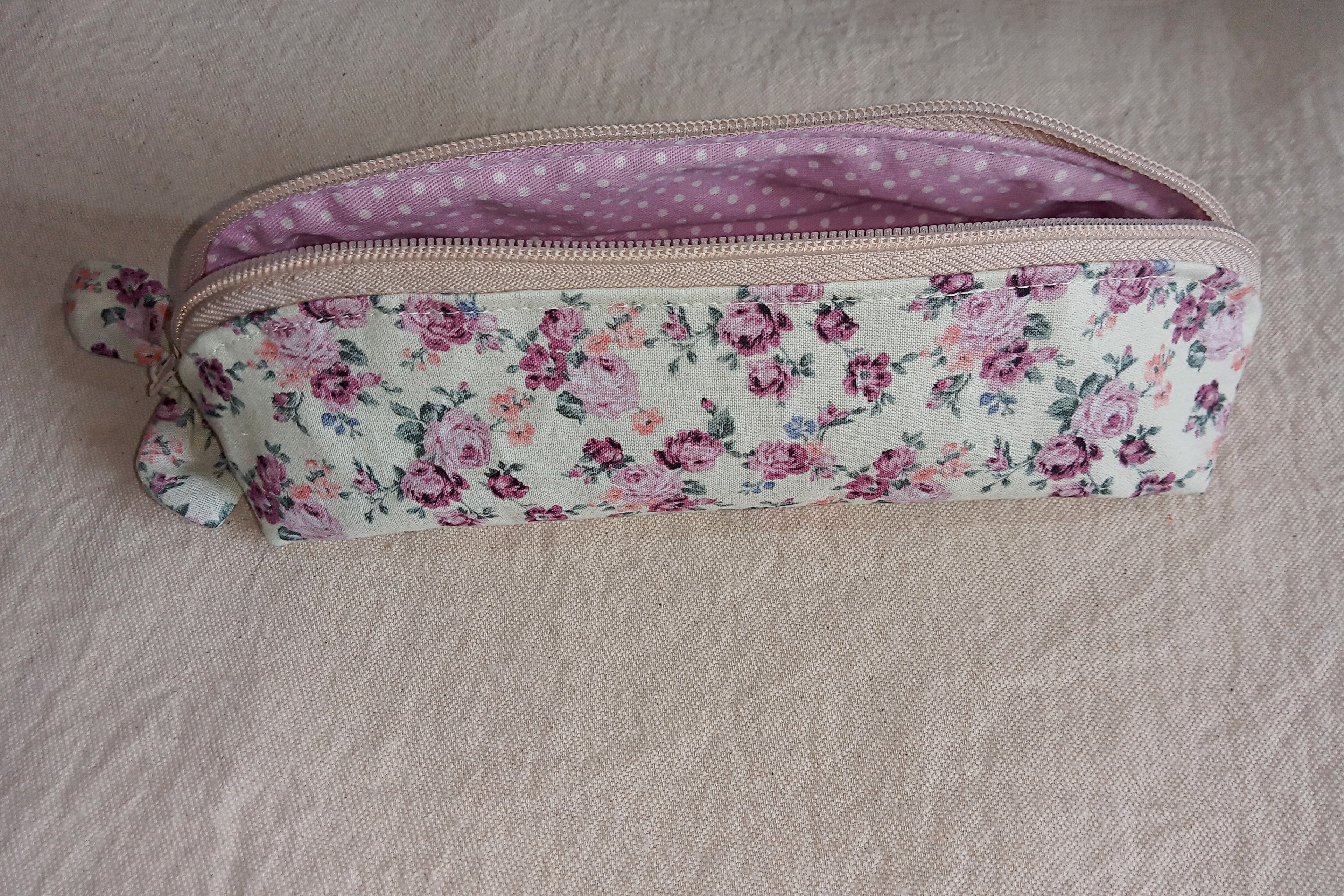 Astuccio mezza luna - cotone 100% Roselline lilla, fatto a mano