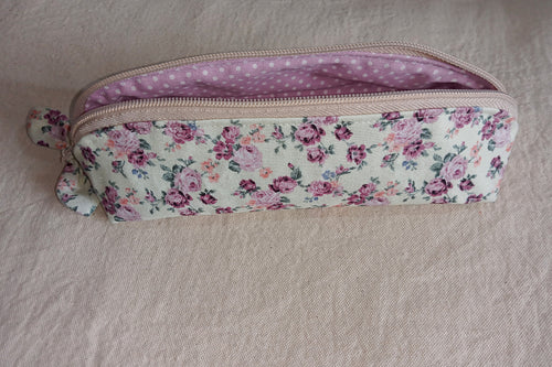 Astuccio mezza luna - cotone 100% Roselline lilla, fatto a mano