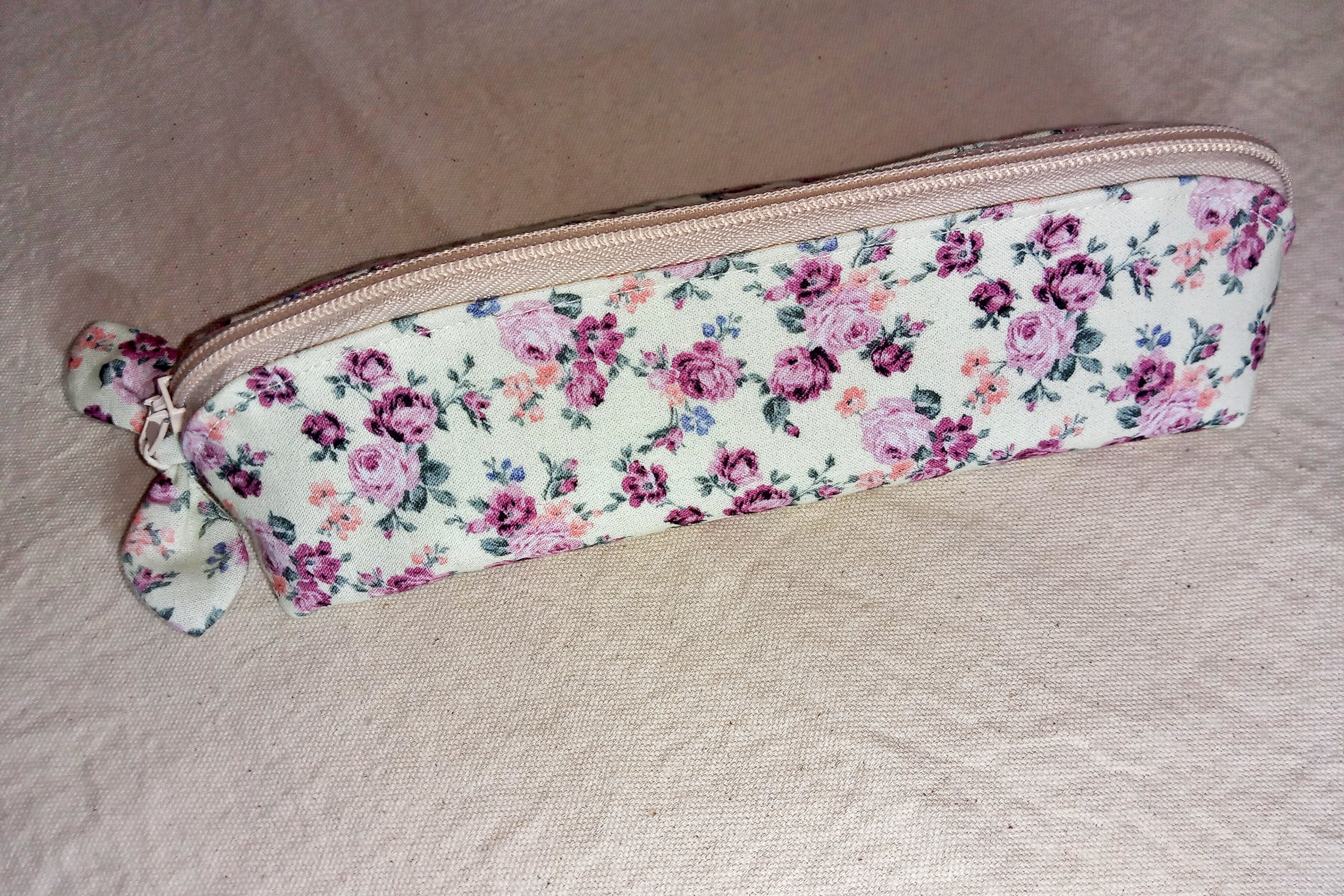 Astuccio mezza luna - cotone 100% Roselline lilla, fatto a mano