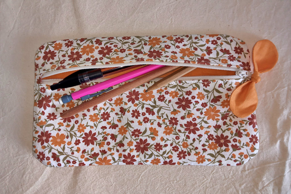 Astuccio piatto Fiorellini arancio - cotone artigianale con zip frontale