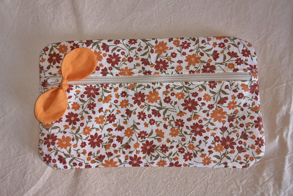 Astuccio piatto Fiorellini arancio - cotone artigianale con zip frontale