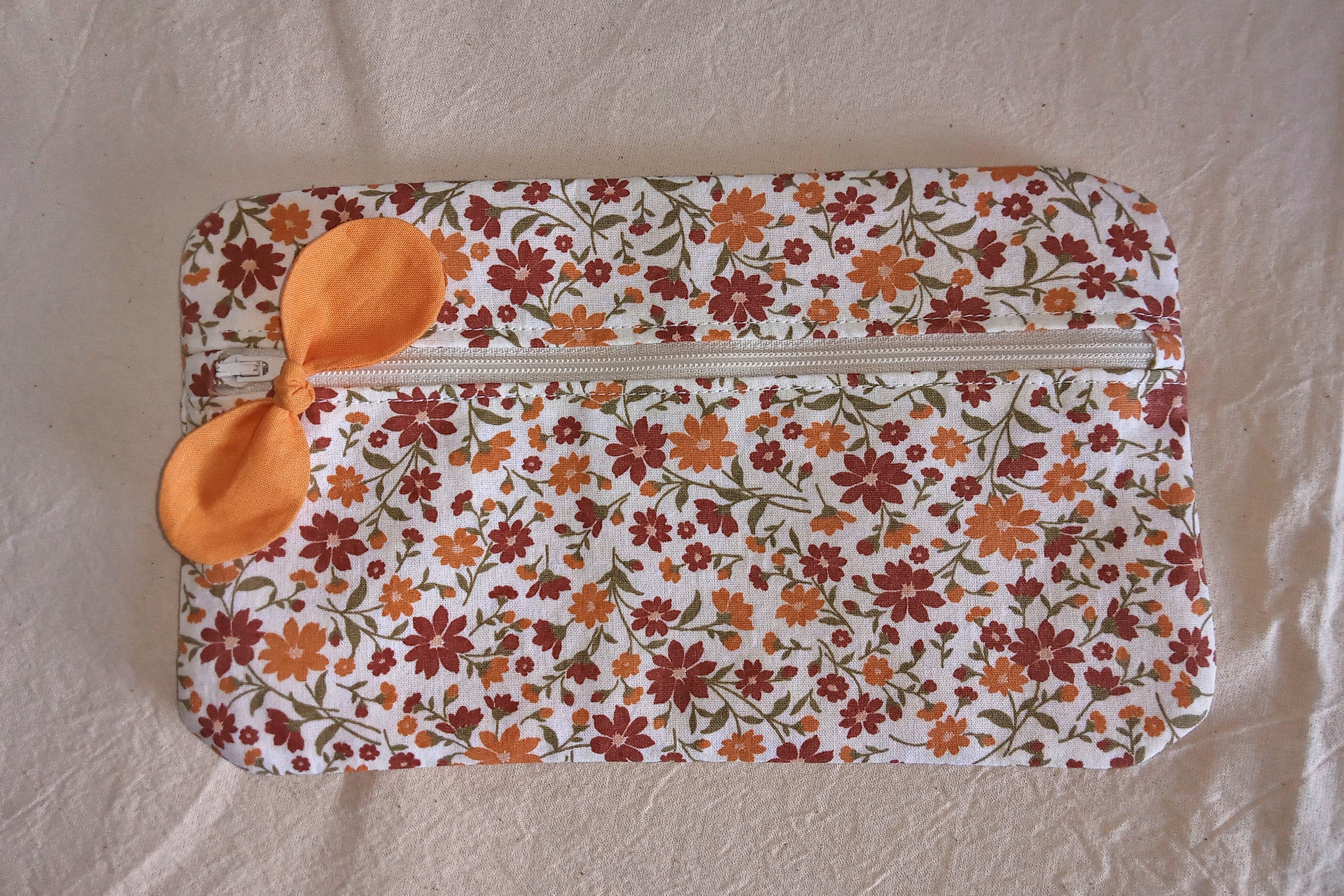 Astuccio piatto Fiorellini arancio - cotone artigianale con zip frontale