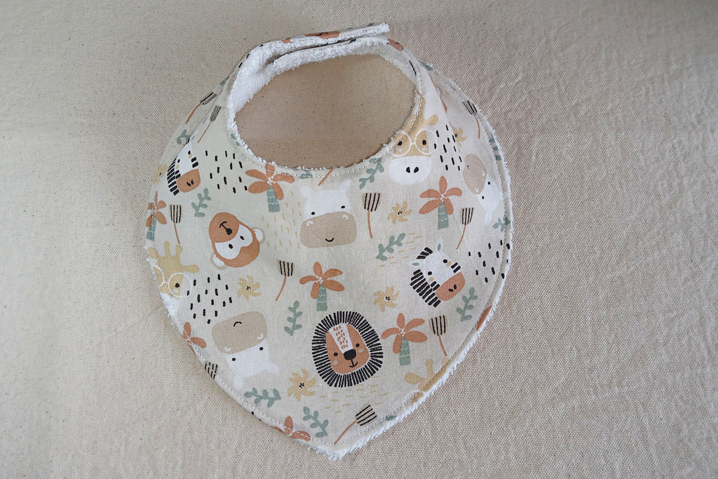 Set nascita artigianale 3 pezzi Savana - Porta pannolini, bavaglino bandana e portaciuccio