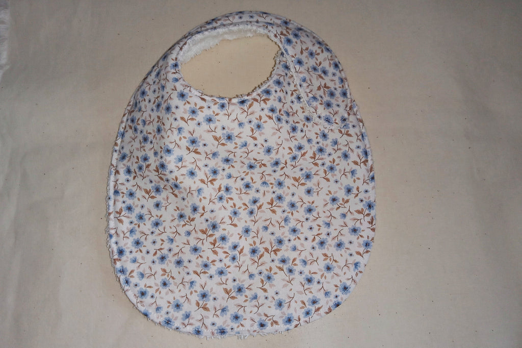 Set nascita artigianale Fiorellini azzurri – Bavaglino e porta pannolini