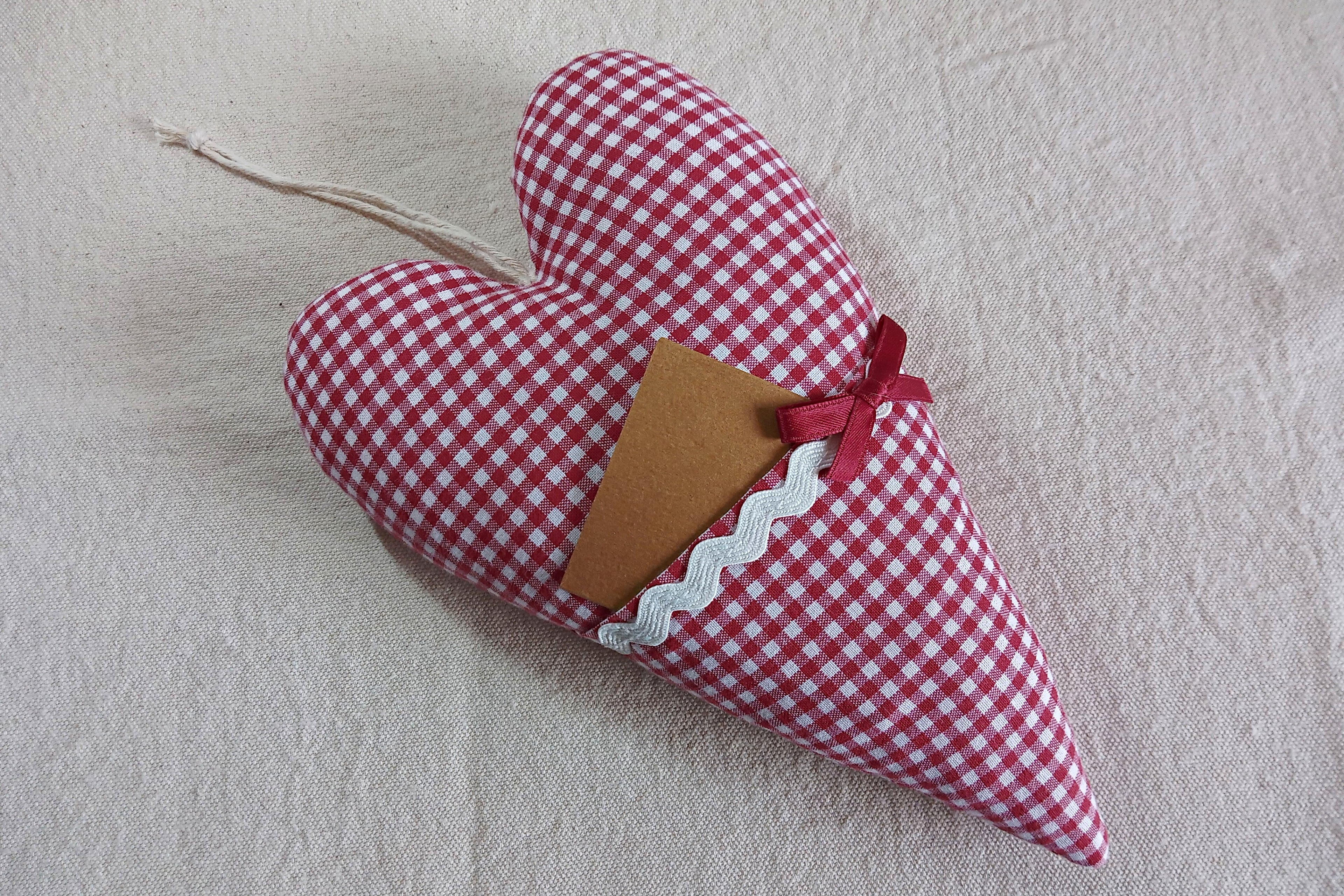 Cuore imbottito da appendere con taschina - Cotone artigianale