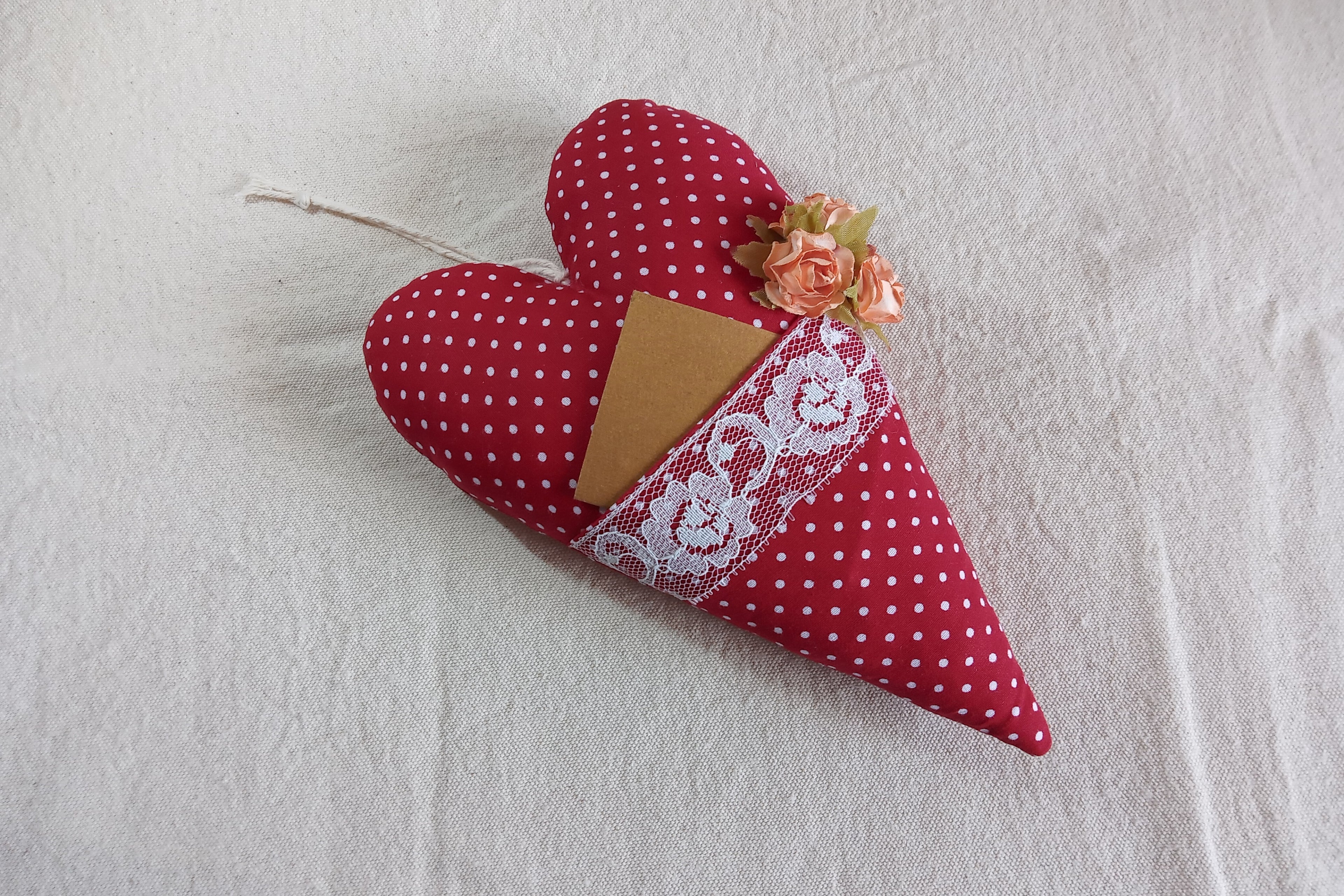 Cuore imbottito da appendere con taschina - Cotone artigianale