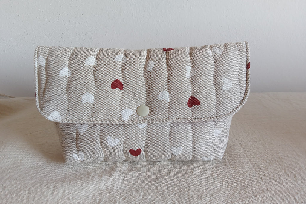 Pochette trapuntata con bottone - Cuori