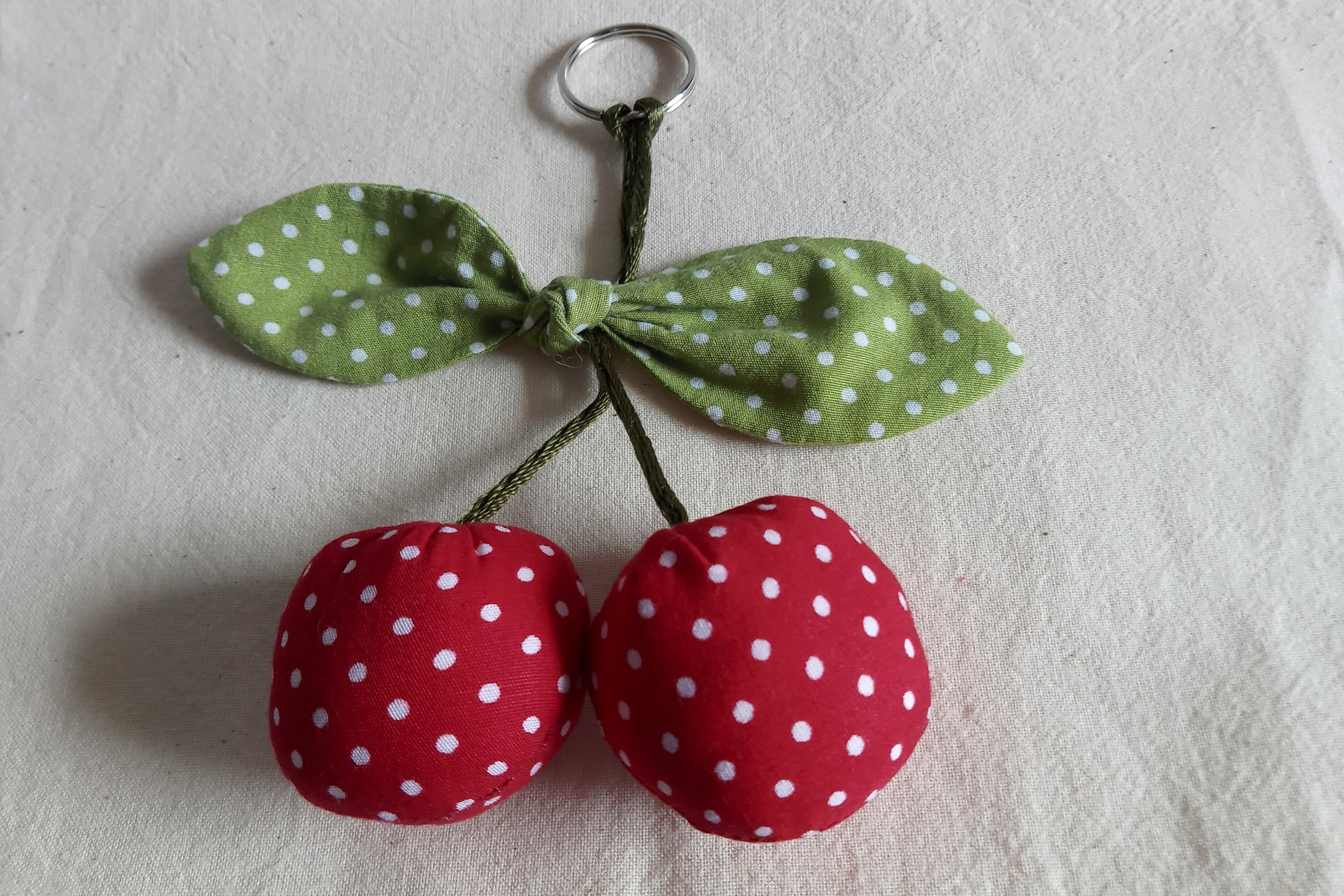 Portachiavi ciliegie - cotone 100%, fatto a mano