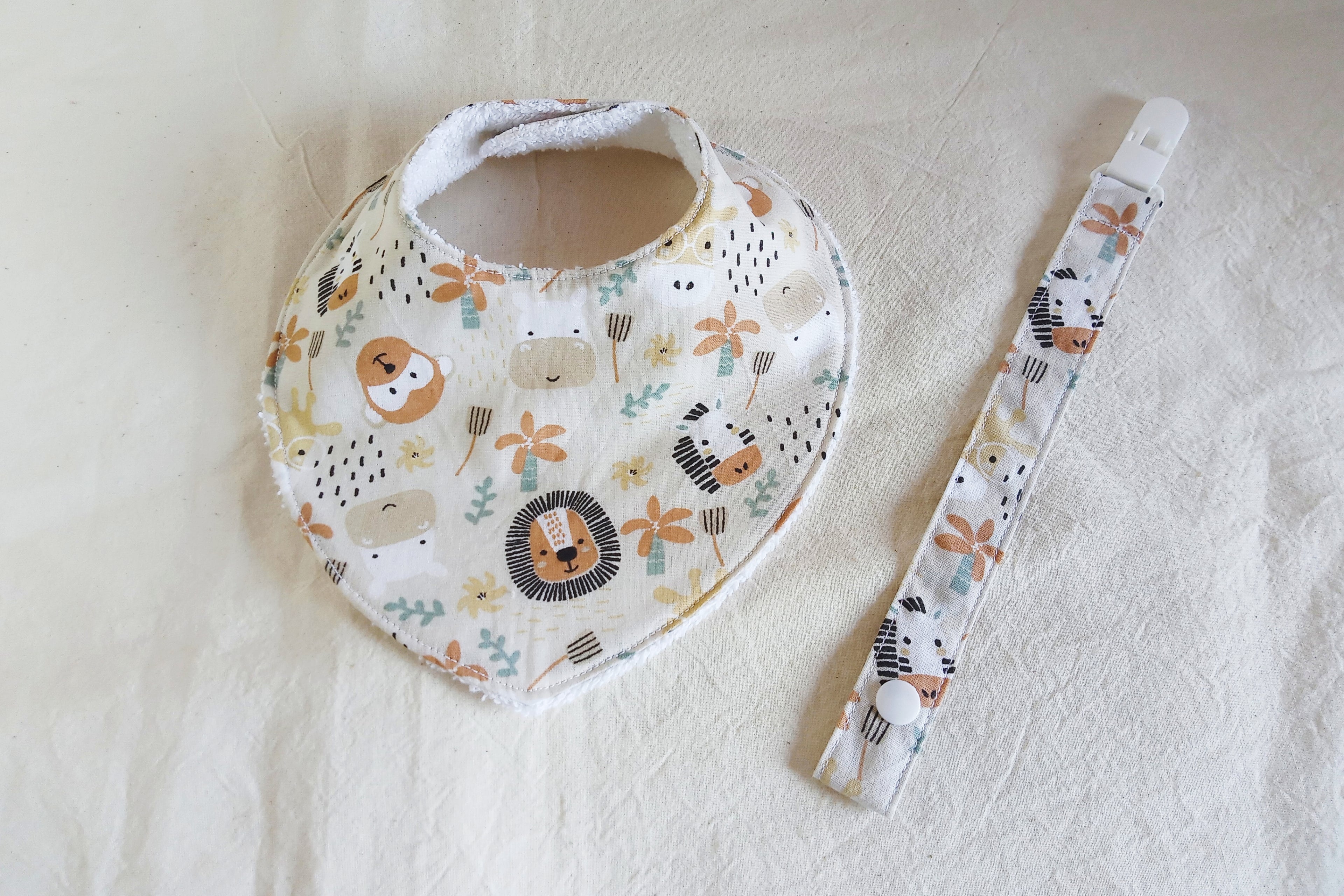 Set nascita artigianale Savana - Bavaglino bandana e porta ciuccio