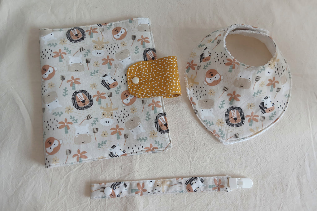 Set nascita artigianale 3 pezzi Savana - Porta pannolini, bavaglino bandana e portaciuccio