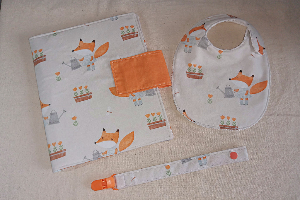 Set nascita artigianale 3 pezzi Piccola volpe – Bavaglino, porta pannolini e portaciuccio